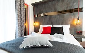 Downtown Luxury Boutique Suites : The Red Suite